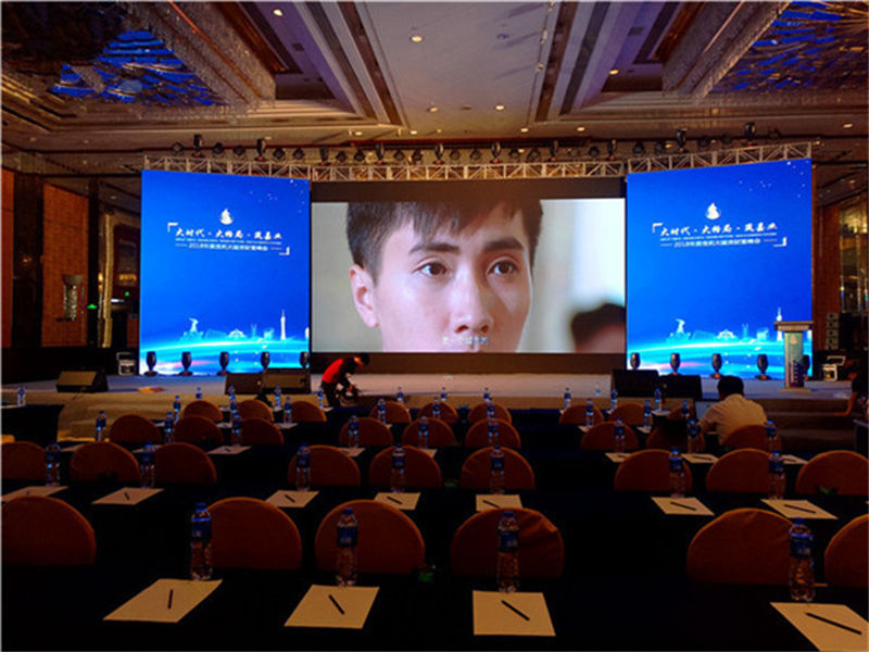 LED显示屏价格解析:每平方米的成本因素与市场概览